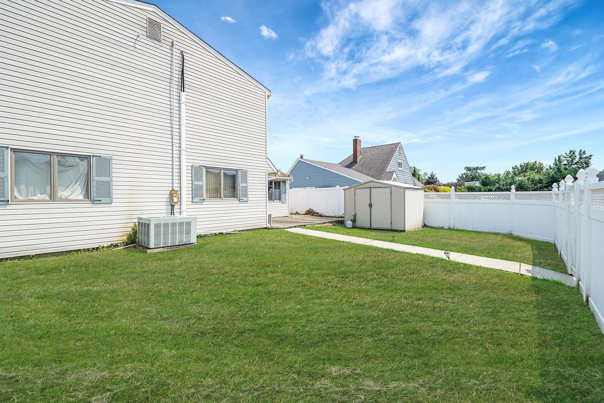 16 Winter Lane, Hicksville, NY 11801