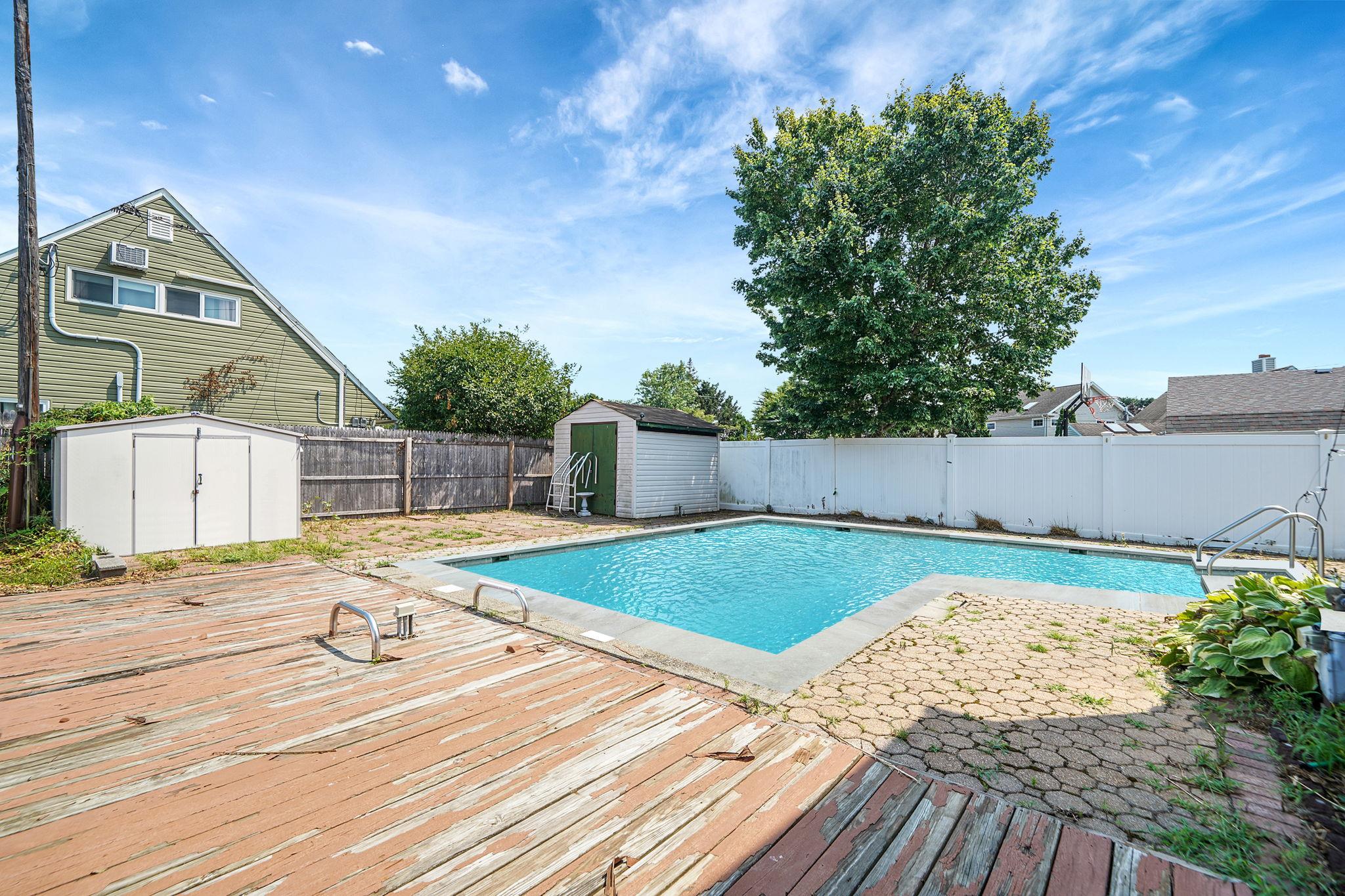 16 Winter Lane, Hicksville, NY 11801