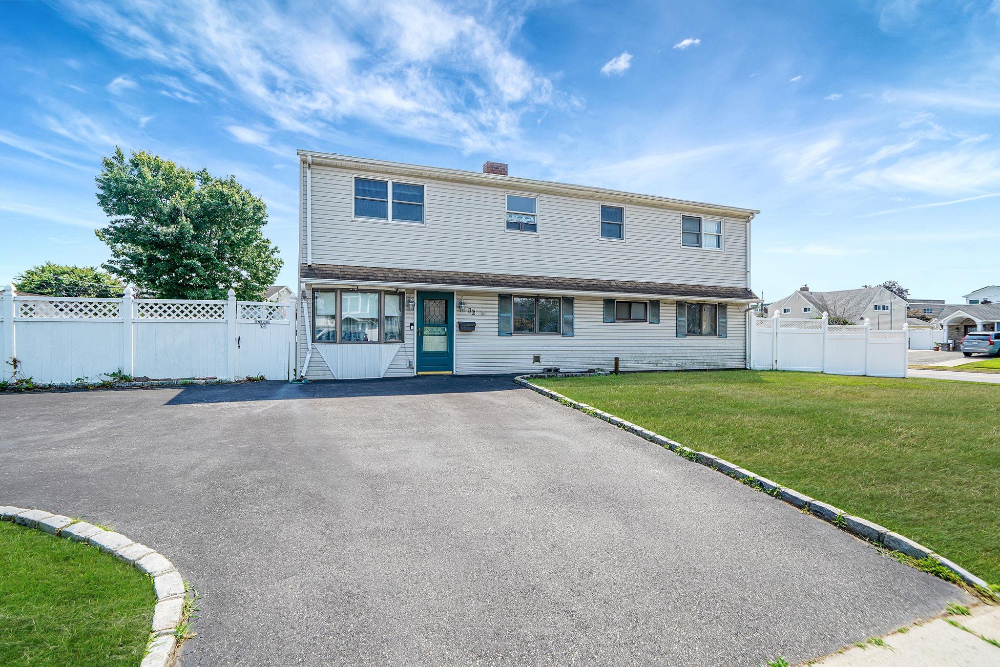 16 Winter Lane, Hicksville, NY 11801