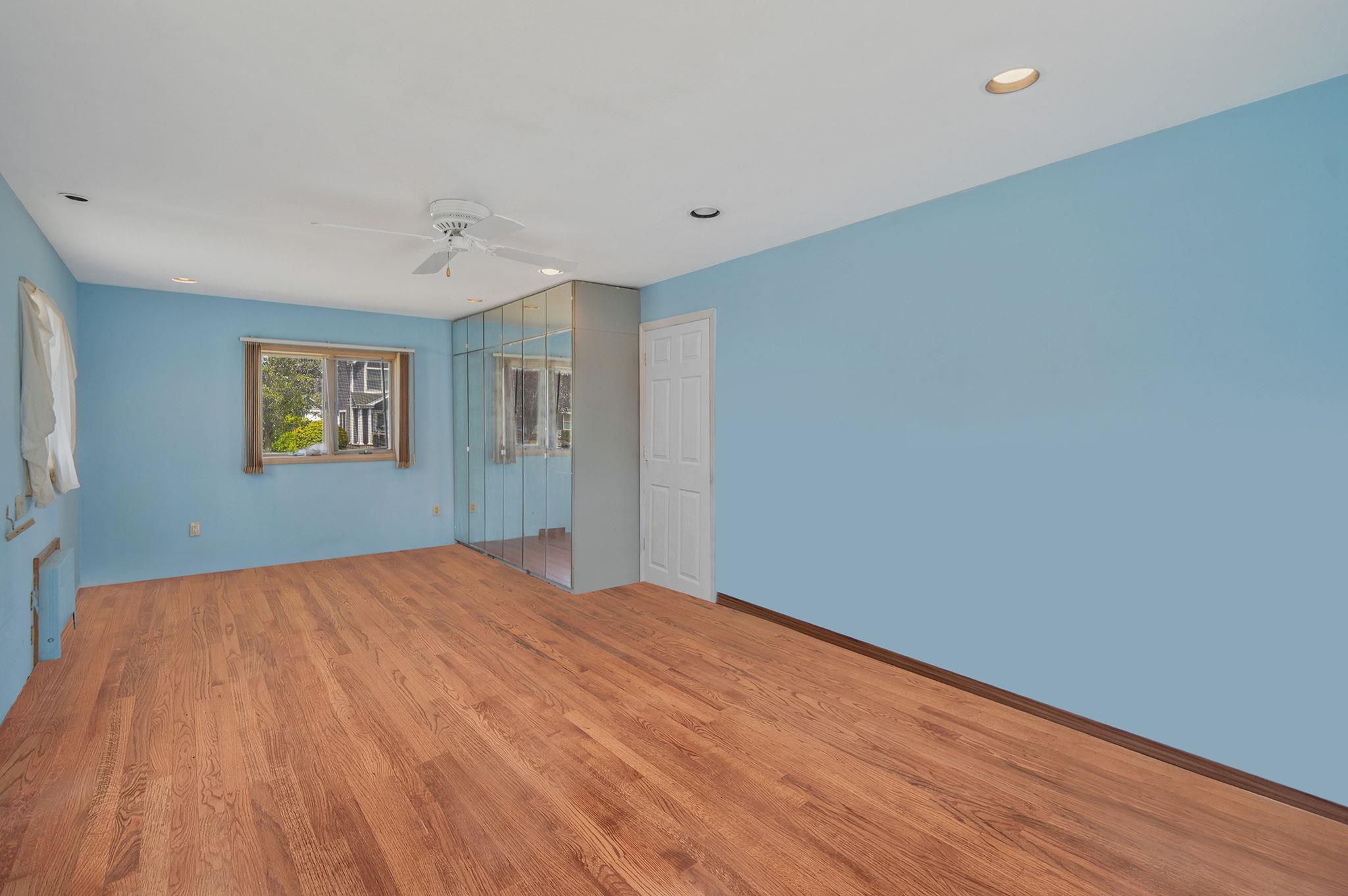 16 Winter Lane, Hicksville, NY 11801