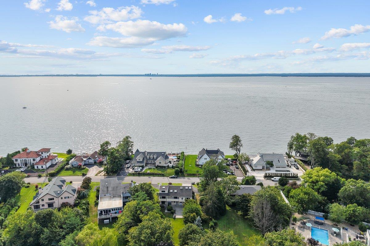 31 Westland Drive, Glen Cove, NY 11542