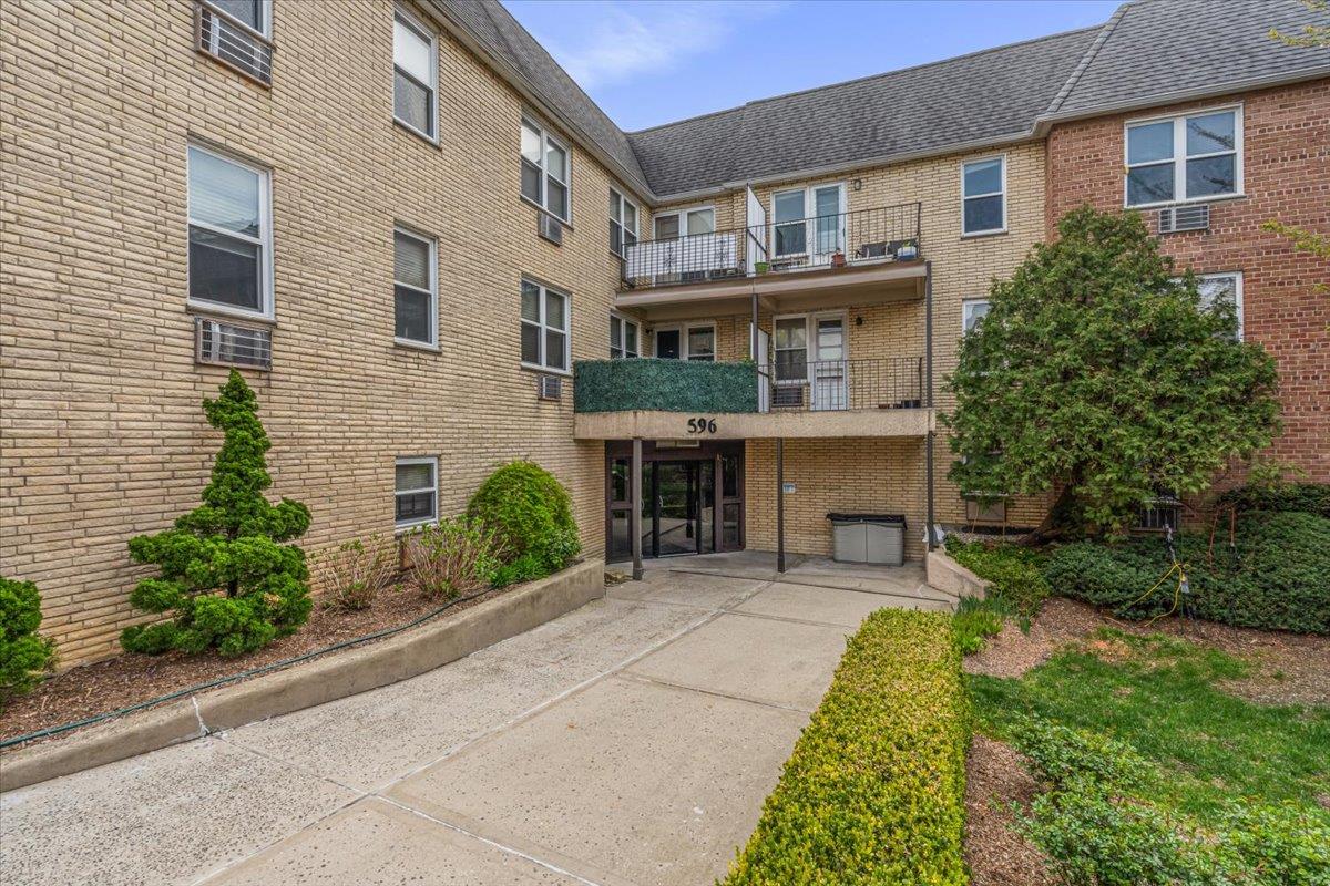 596 Broadway # 10A, Lynbrook, NY 11563