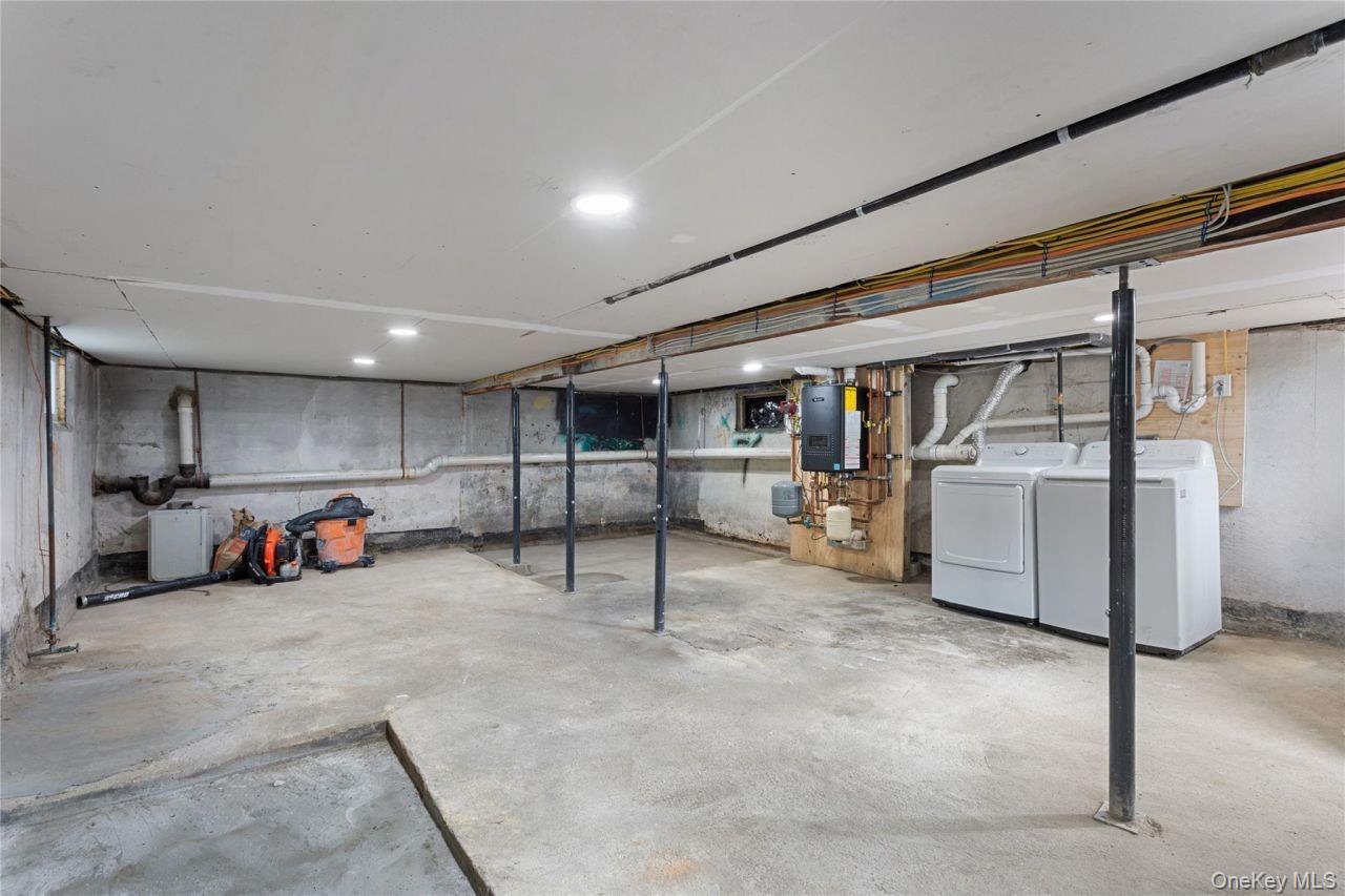 208 W Alhambra Avenue, Lindenhurst, NY 11757