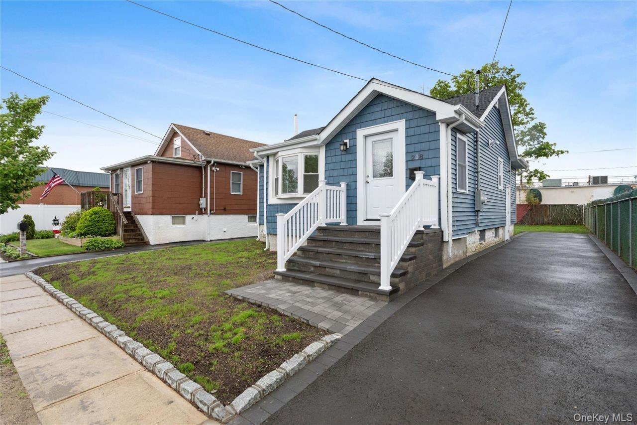 208 W Alhambra Avenue, Lindenhurst, NY 11757