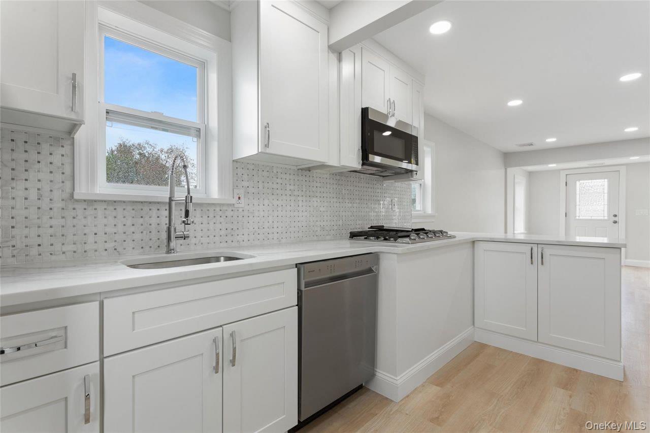 208 W Alhambra Avenue, Lindenhurst, NY 11757