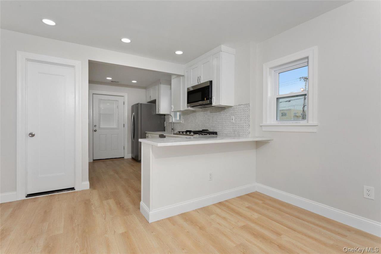 208 W Alhambra Avenue, Lindenhurst, NY 11757