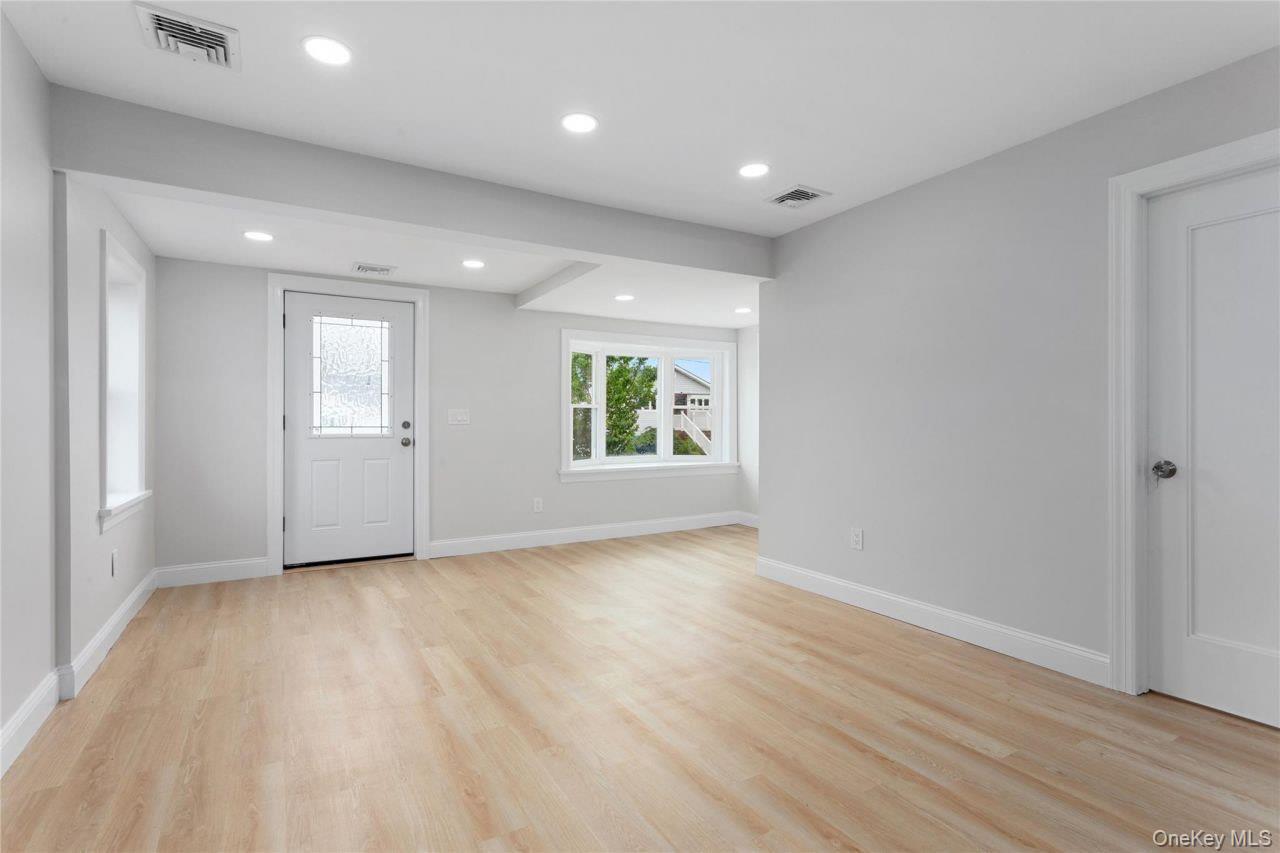 208 W Alhambra Avenue, Lindenhurst, NY 11757