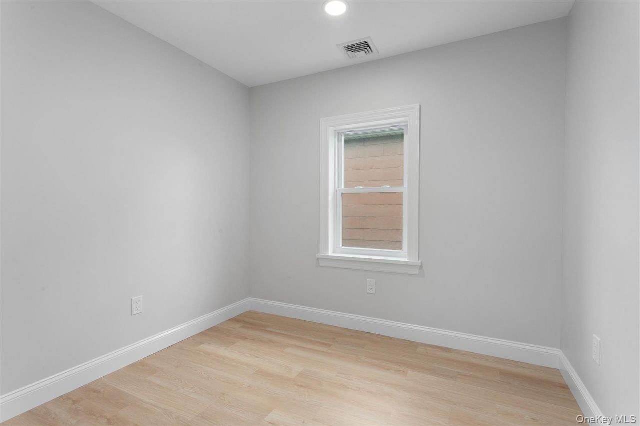 208 W Alhambra Avenue, Lindenhurst, NY 11757