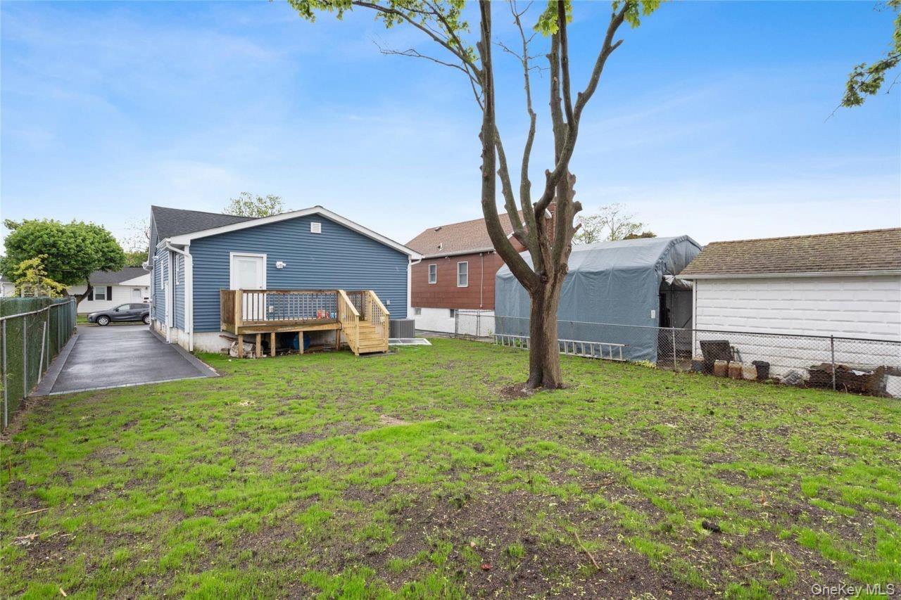 208 W Alhambra Avenue, Lindenhurst, NY 11757