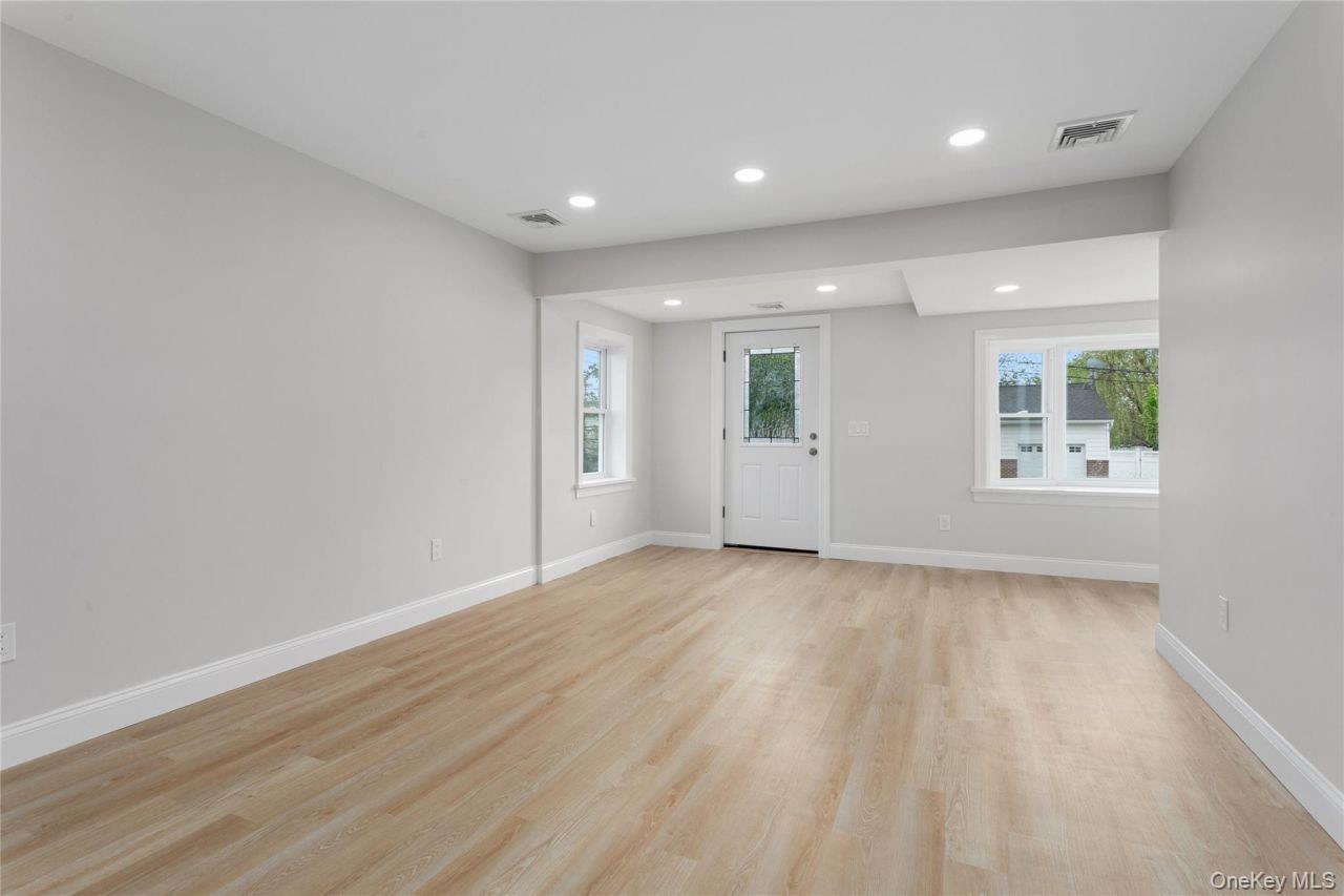 208 W Alhambra Avenue, Lindenhurst, NY 11757