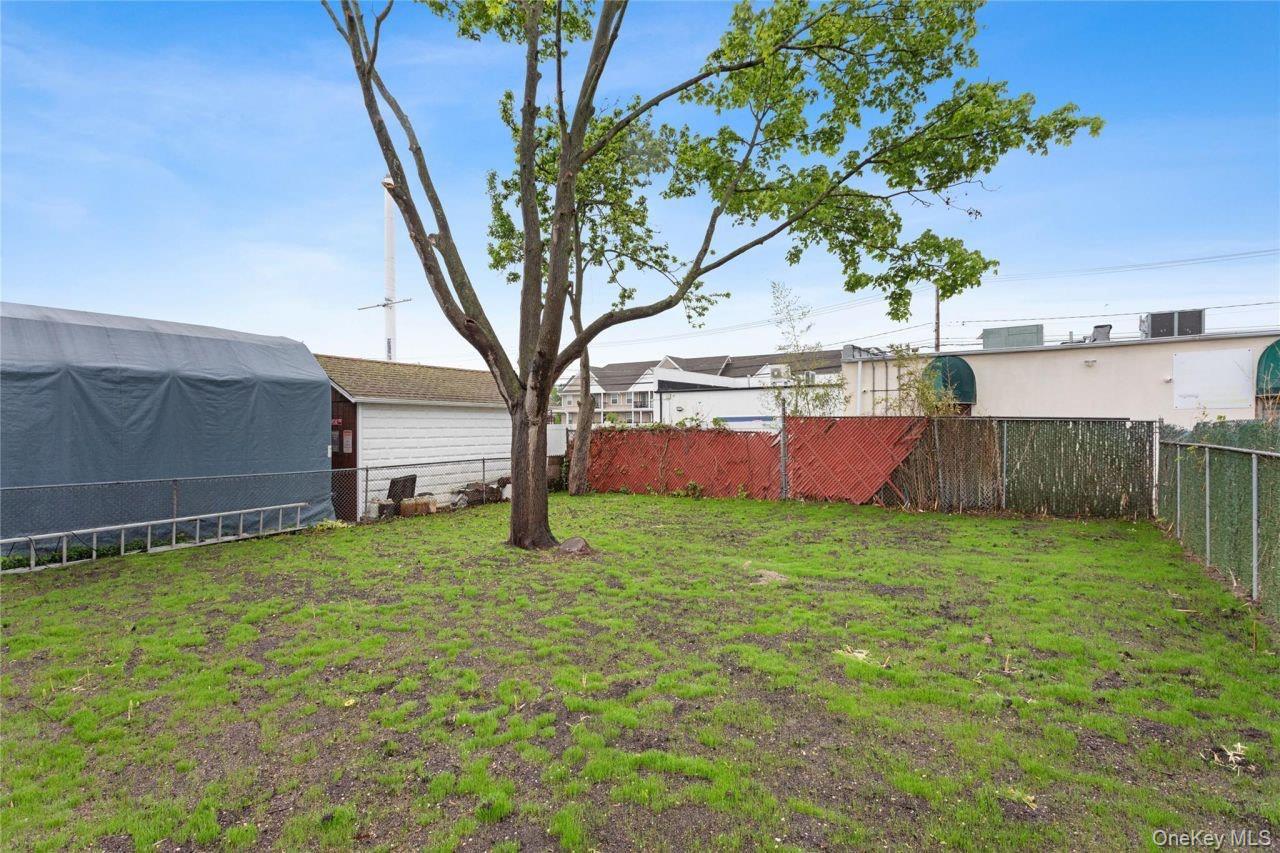 208 W Alhambra Avenue, Lindenhurst, NY 11757