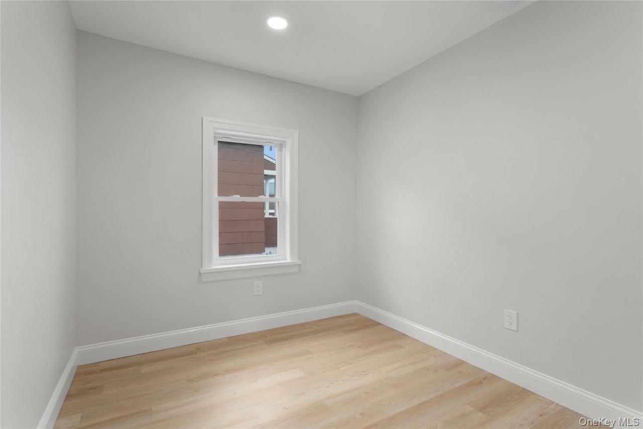 208 W Alhambra Avenue, Lindenhurst, NY 11757