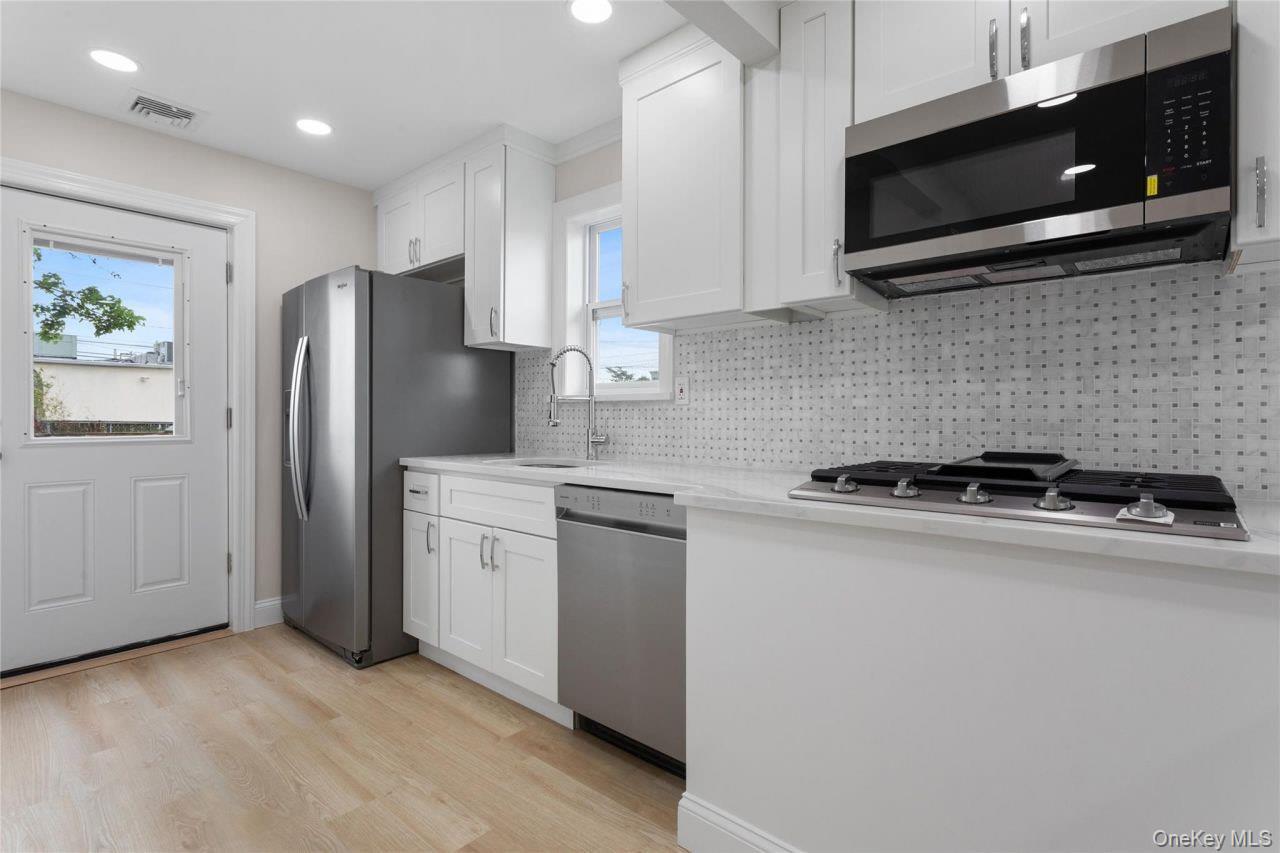 208 W Alhambra Avenue, Lindenhurst, NY 11757