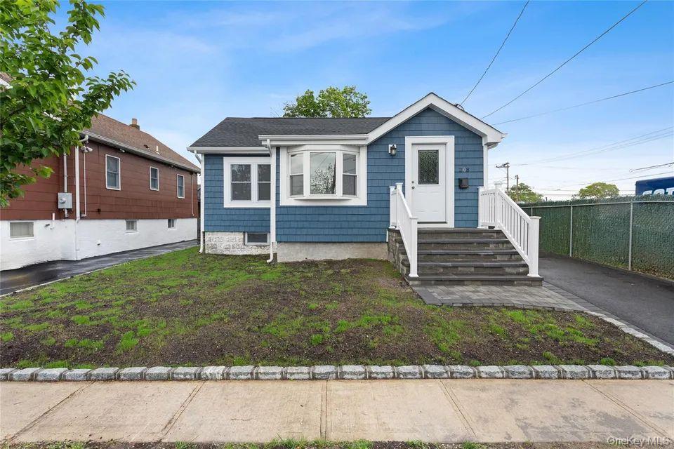 208 W Alhambra Avenue, Lindenhurst, NY 11757