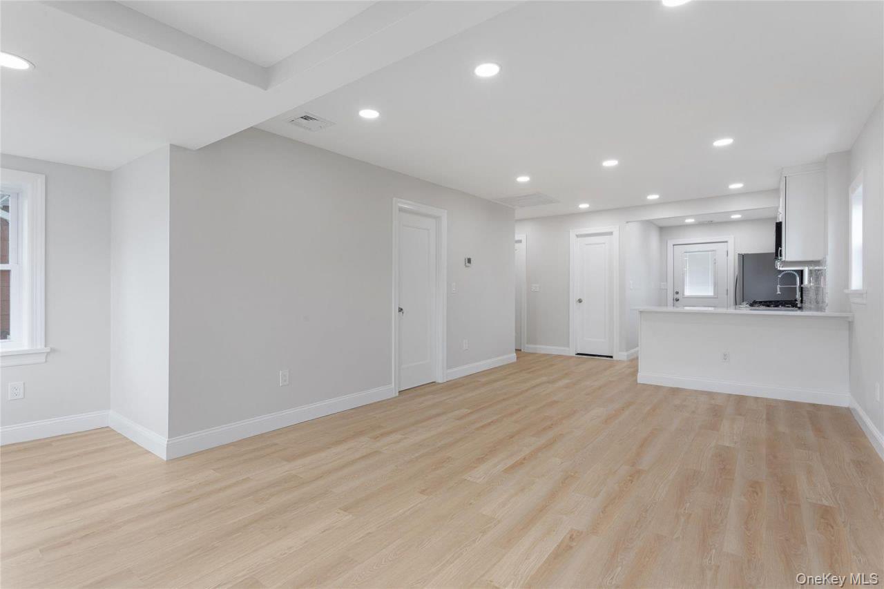 208 W Alhambra Avenue, Lindenhurst, NY 11757