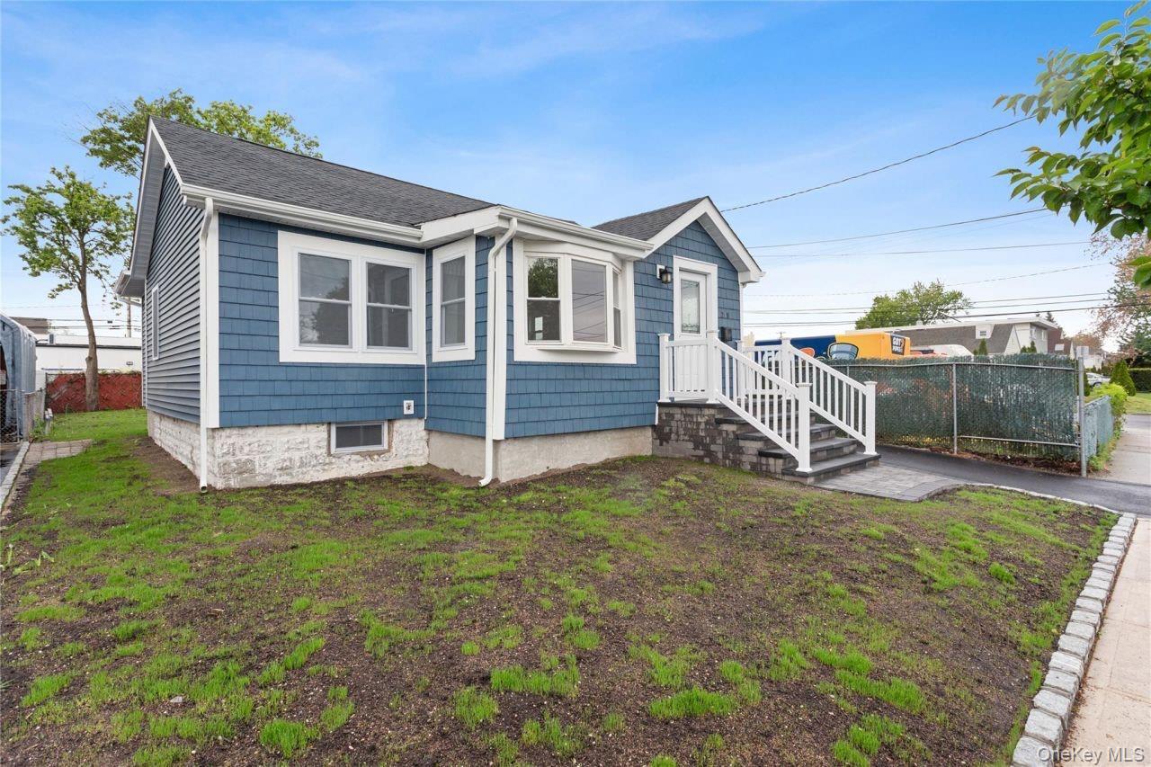 208 W Alhambra Avenue, Lindenhurst, NY 11757