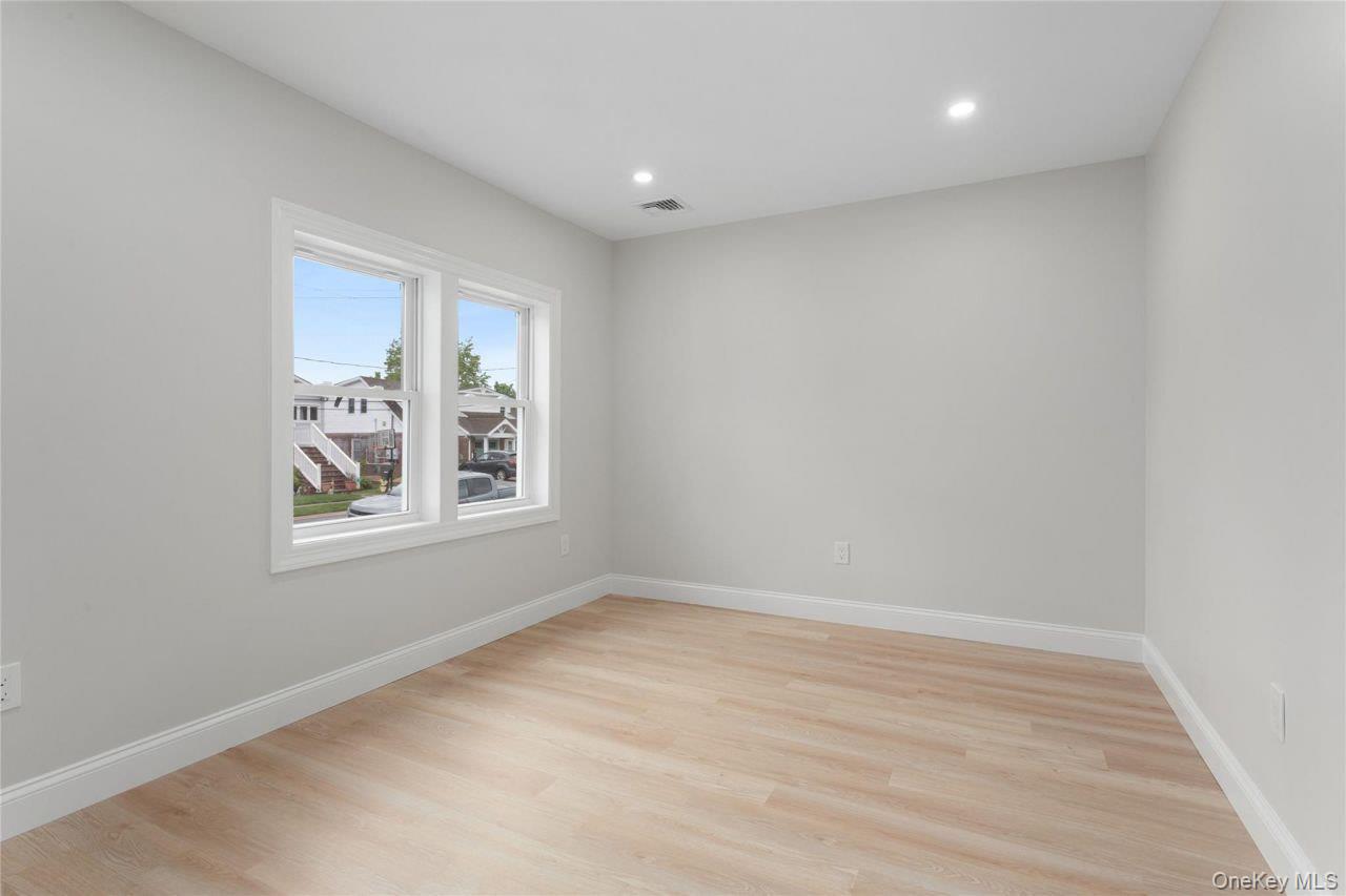 208 W Alhambra Avenue, Lindenhurst, NY 11757