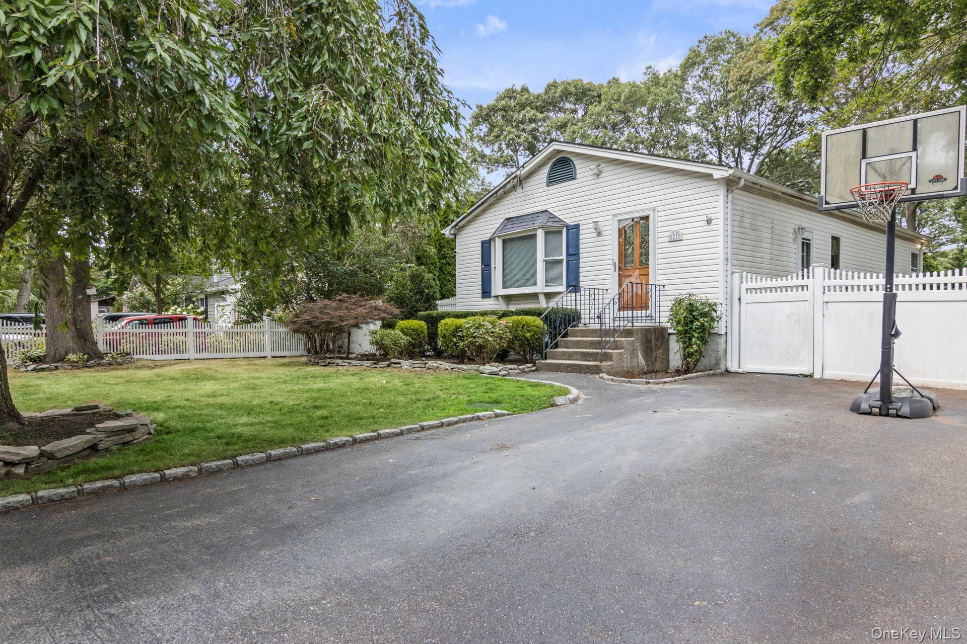 21 Fox Lane, Shoreham, NY 11786