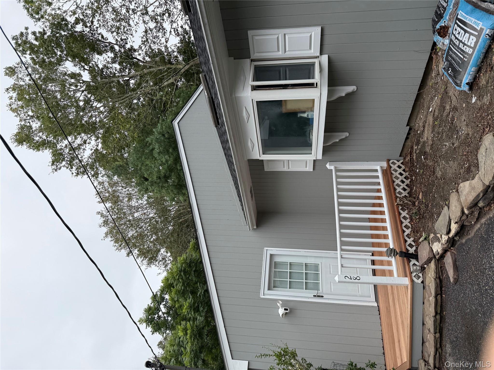 28 Apple Road, Southampton, NY 11968