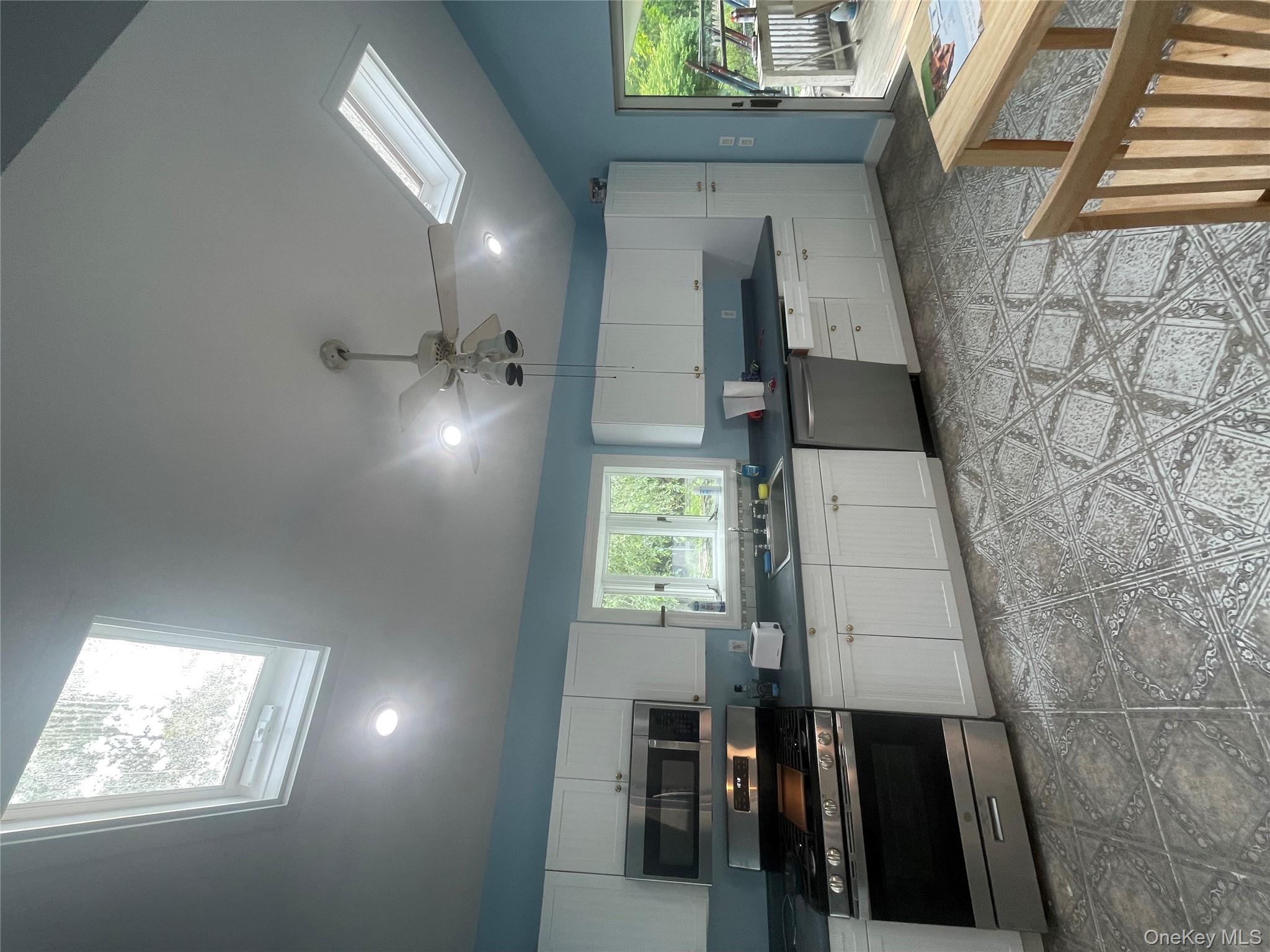 28 Apple Road, Southampton, NY 11968