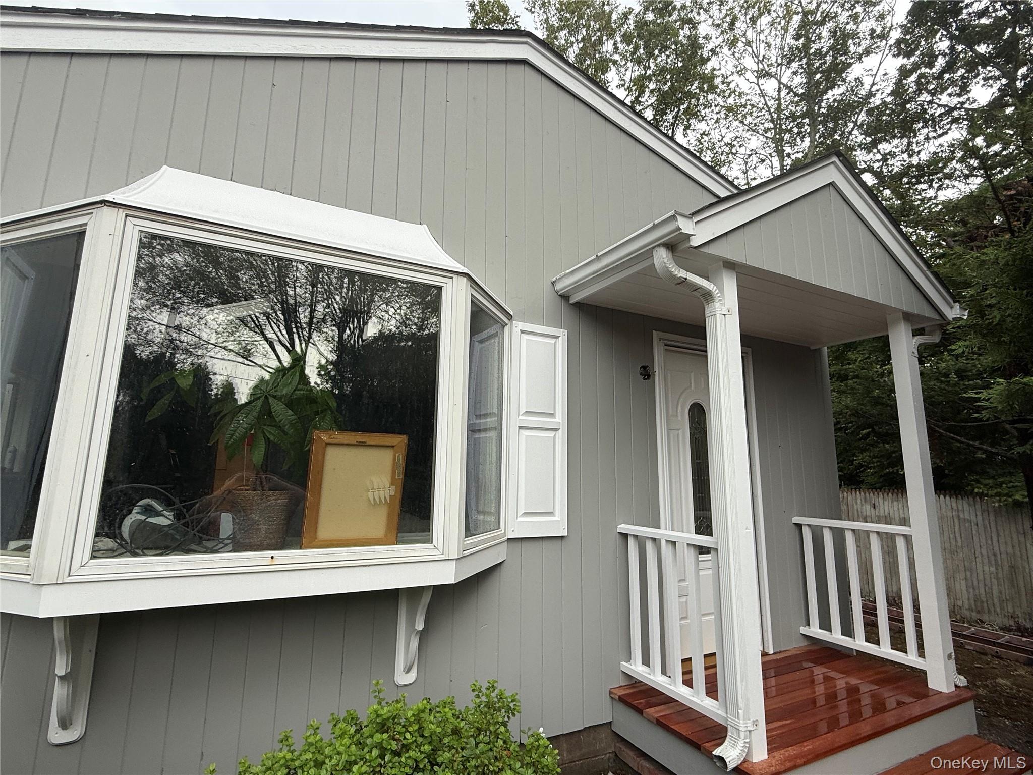 28 Apple Road, Southampton, NY 11968