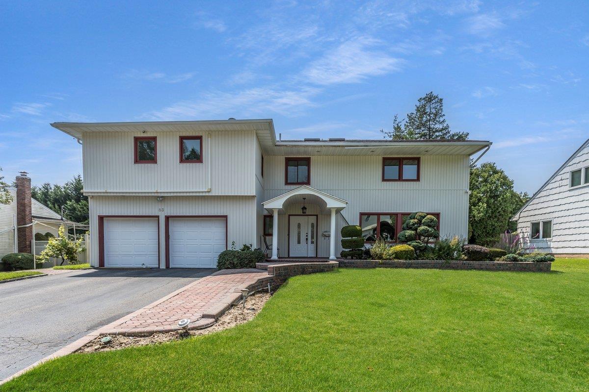 83 The Dell, Albertson, NY 11507