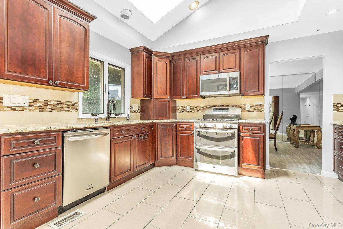 83 The Dell, Searingtown, NY 11507