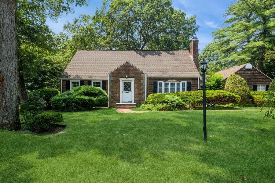 2 Short Street, East Hills, NY 11577