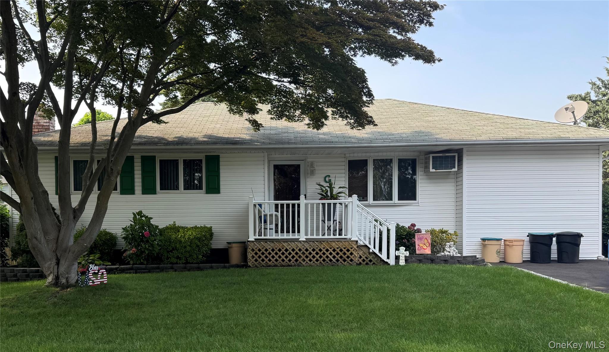 215 Muriel Street, Holbrook, NY 11741