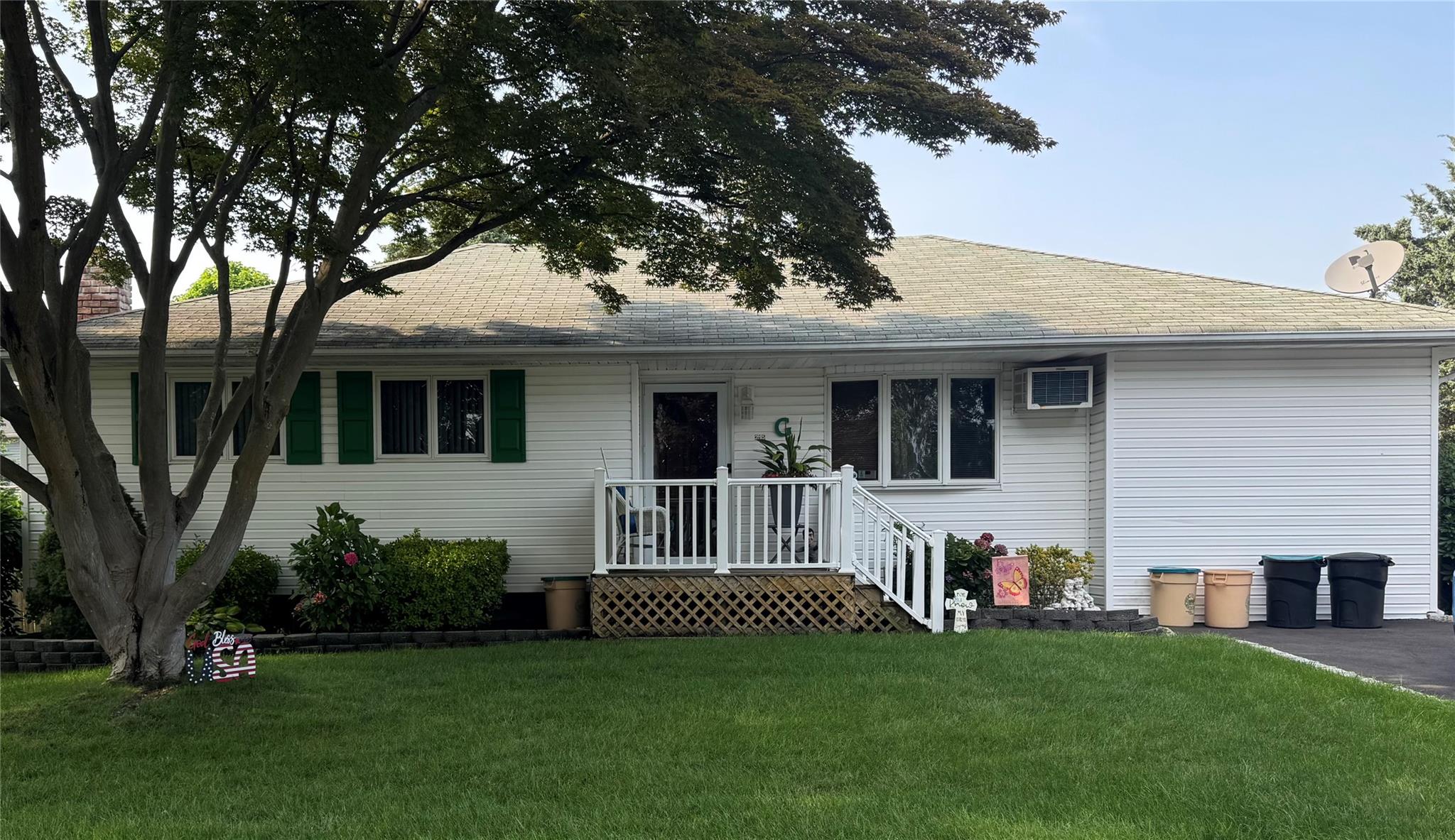 215 Muriel Street, Holbrook, NY 11741