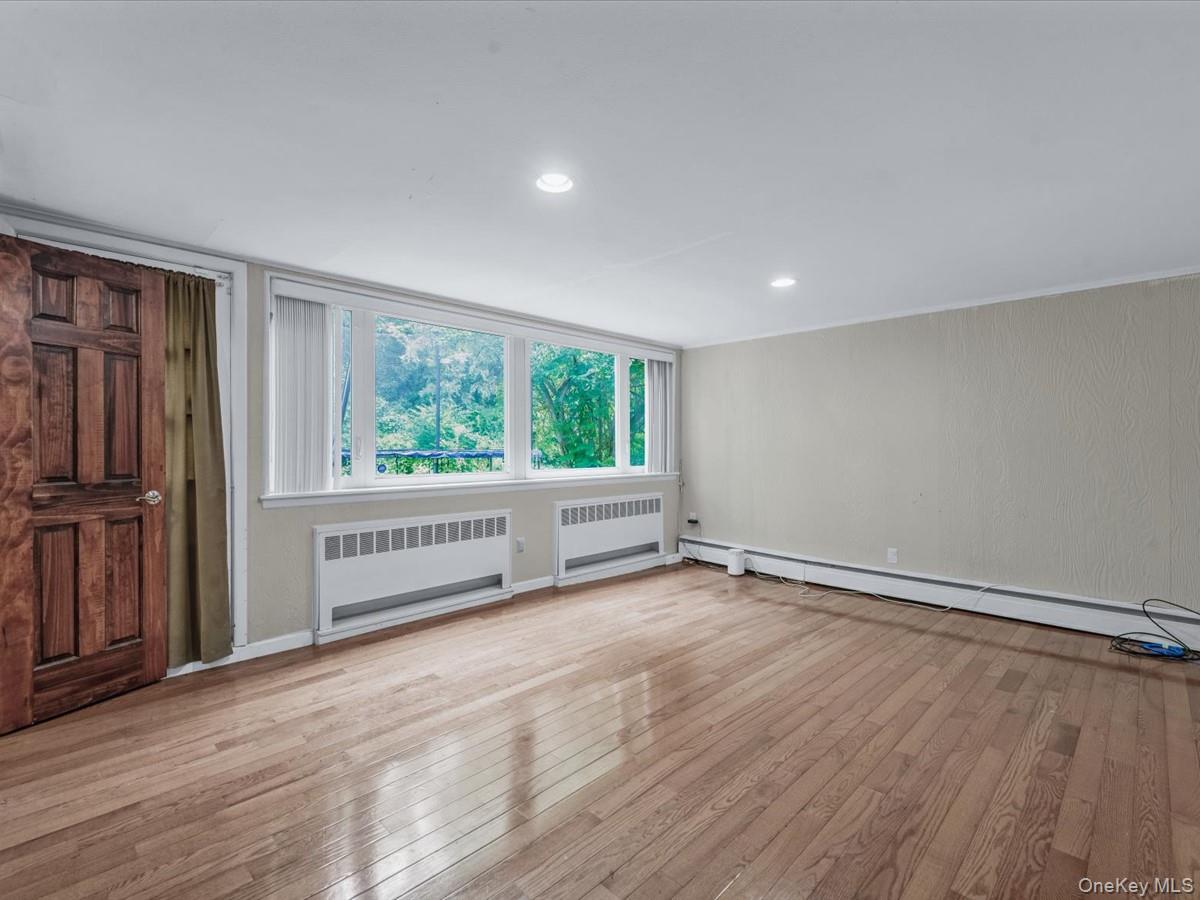 65 Stratford N, Roslyn Heights, NY 11577