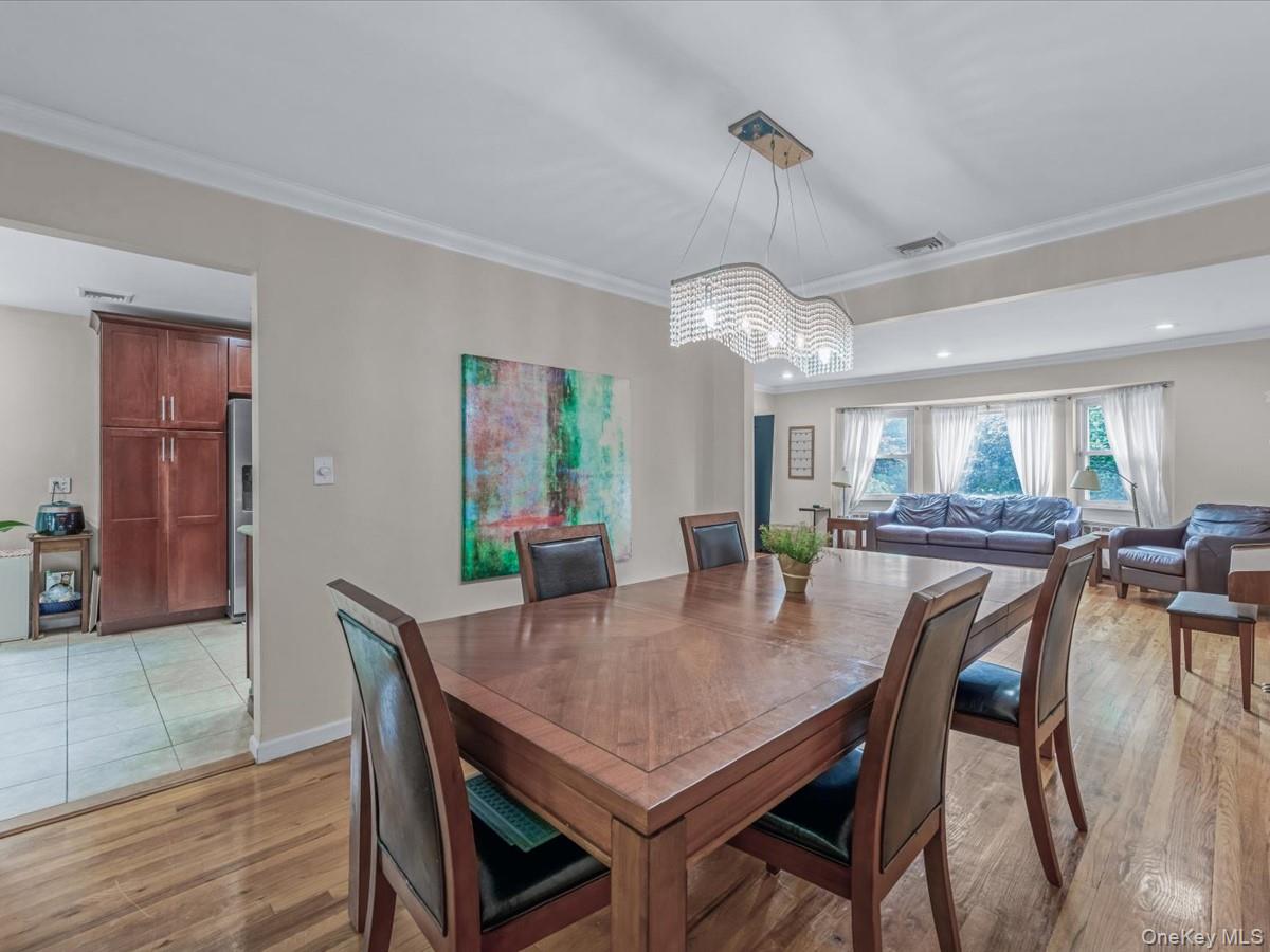 65 Stratford N, Roslyn Heights, NY 11577