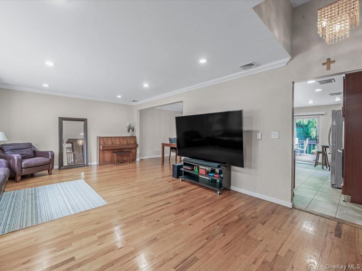 65 Stratford N, Roslyn Heights, NY 11577