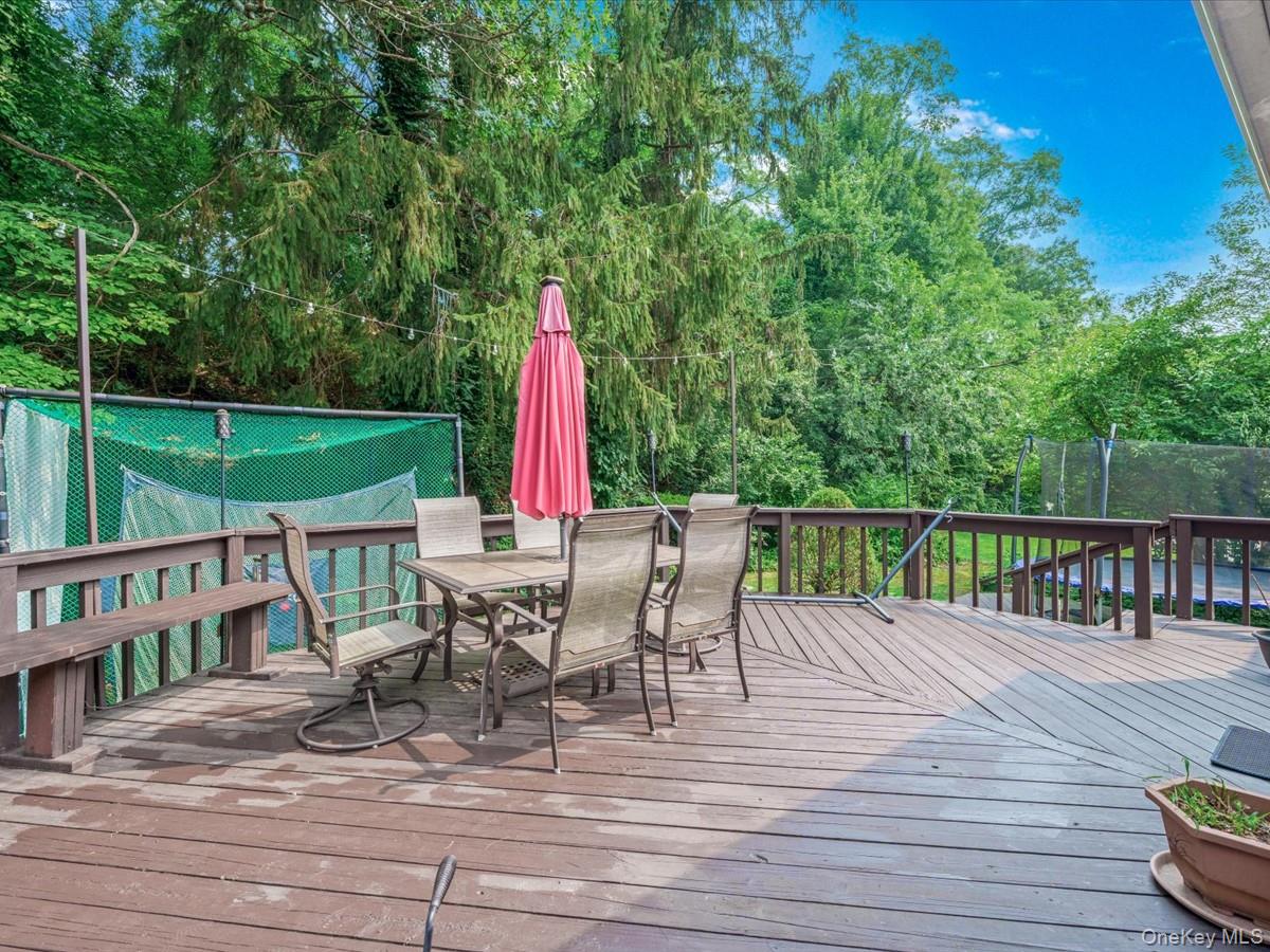 65 Stratford N, Roslyn Heights, NY 11577