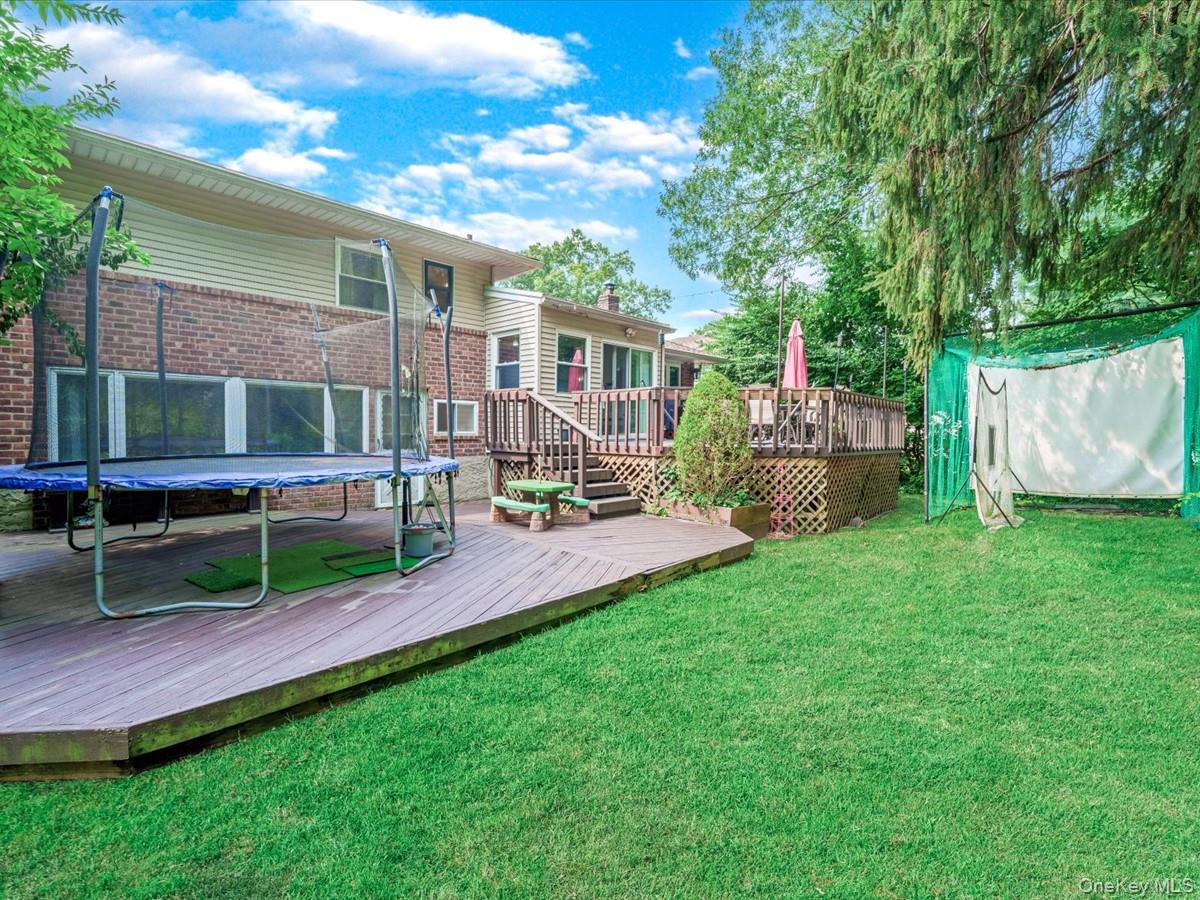 65 Stratford N, Roslyn Heights, NY 11577