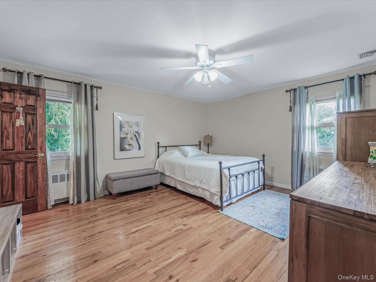 65 Stratford N, Roslyn Heights, NY 11577