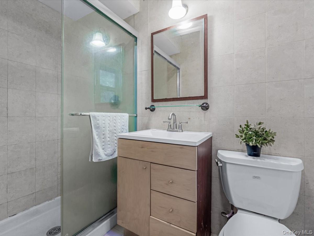 65 Stratford N, Roslyn Heights, NY 11577