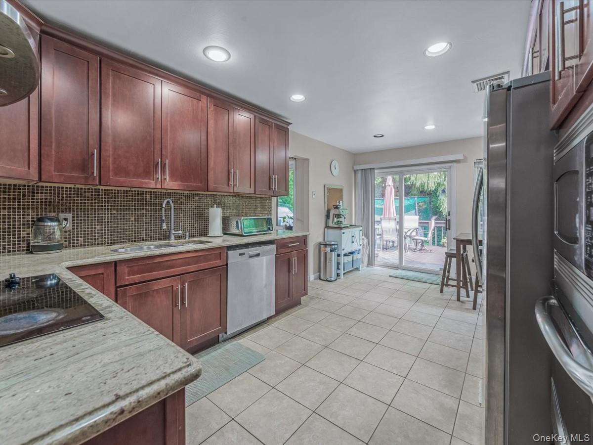 65 Stratford N, Roslyn Heights, NY 11577