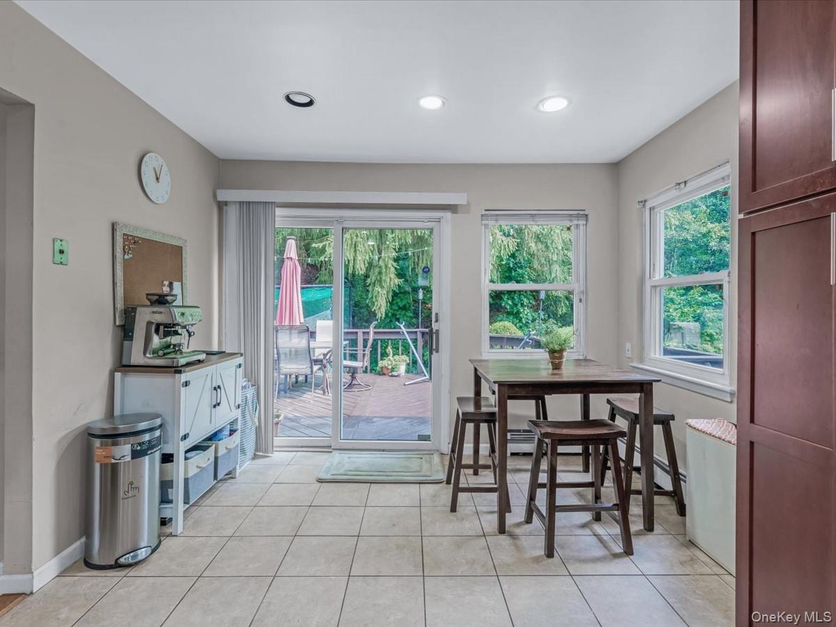 65 Stratford N, Roslyn Heights, NY 11577