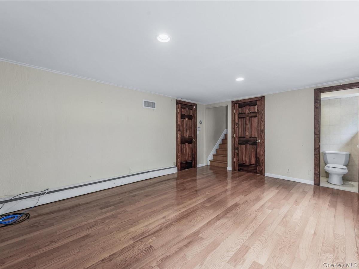 65 Stratford N, Roslyn Heights, NY 11577