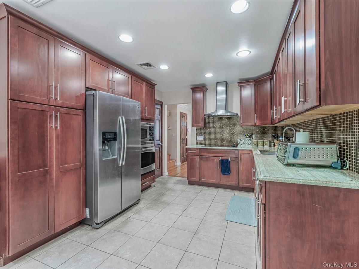 65 Stratford N, Roslyn Heights, NY 11577