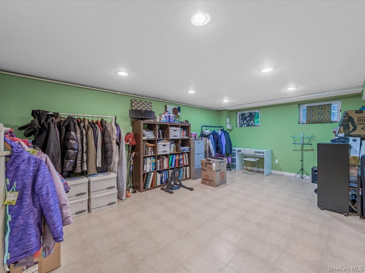 65 Stratford N, Roslyn Heights, NY 11577