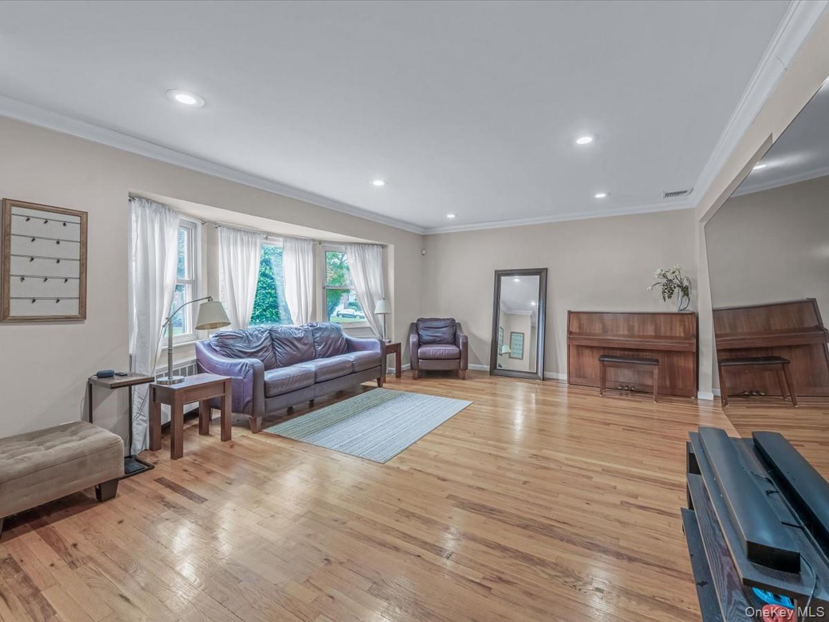 65 Stratford N, Roslyn Heights, NY 11577