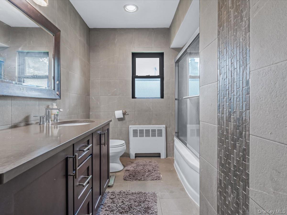 65 Stratford N, Roslyn Heights, NY 11577