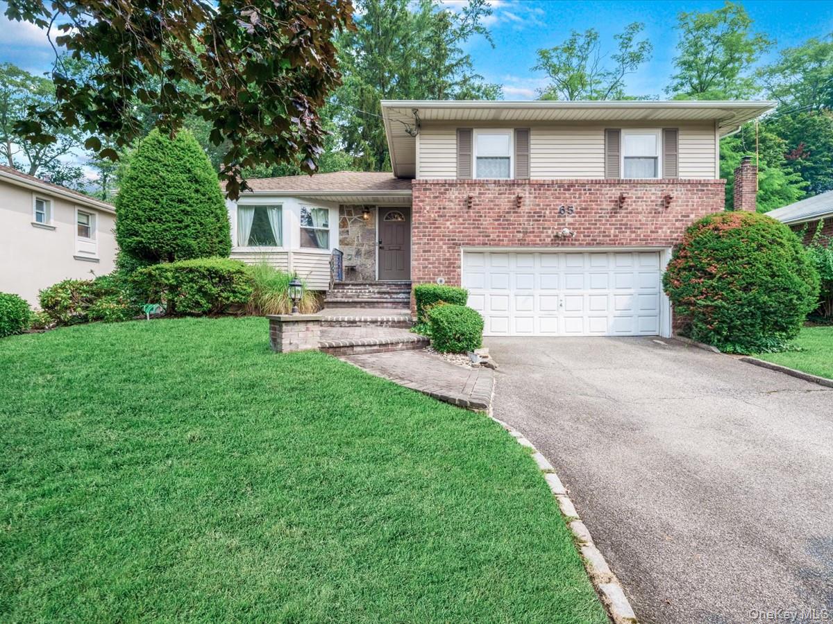 65 Stratford N, Roslyn Heights, NY 11577