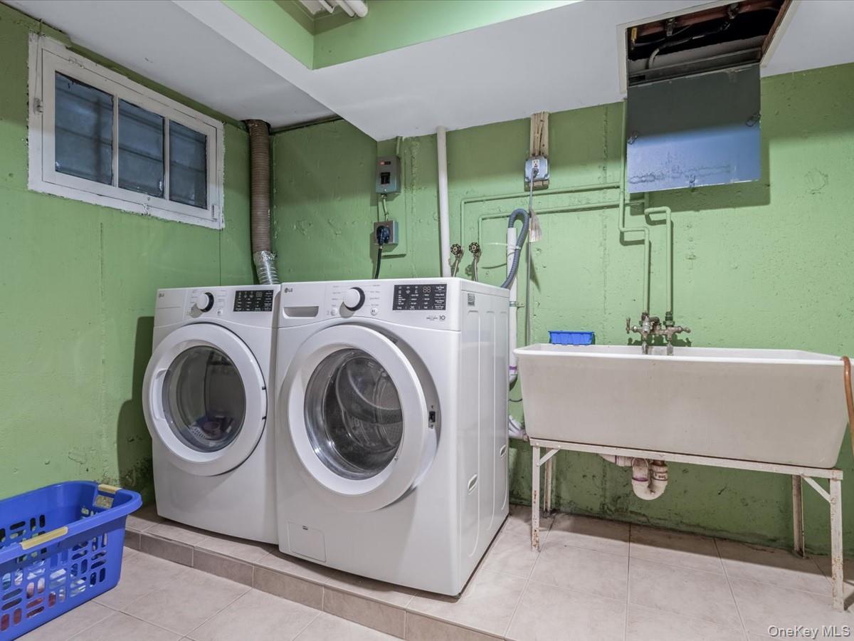 65 Stratford N, Roslyn Heights, NY 11577