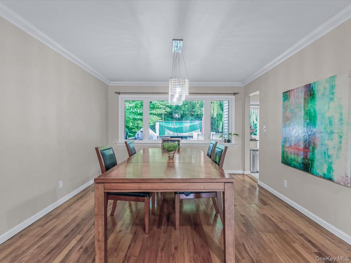 65 Stratford N, Roslyn Heights, NY 11577