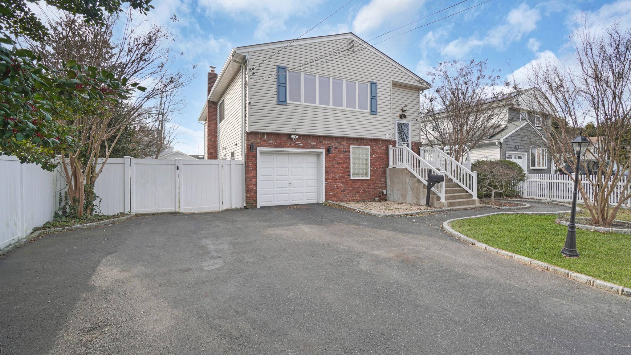 23 Madeline Lane, West Babylon, NY 11704