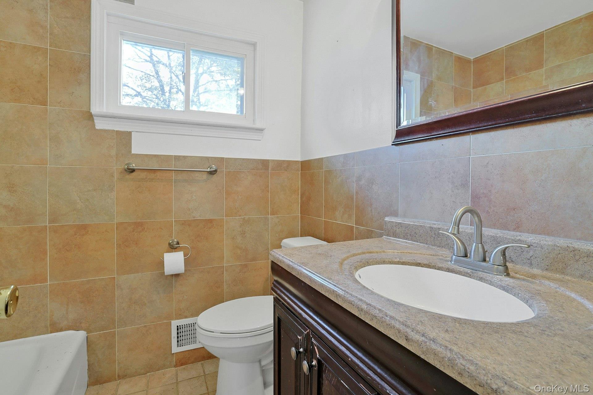 15 Kenwood Lane, New City, NY 10956