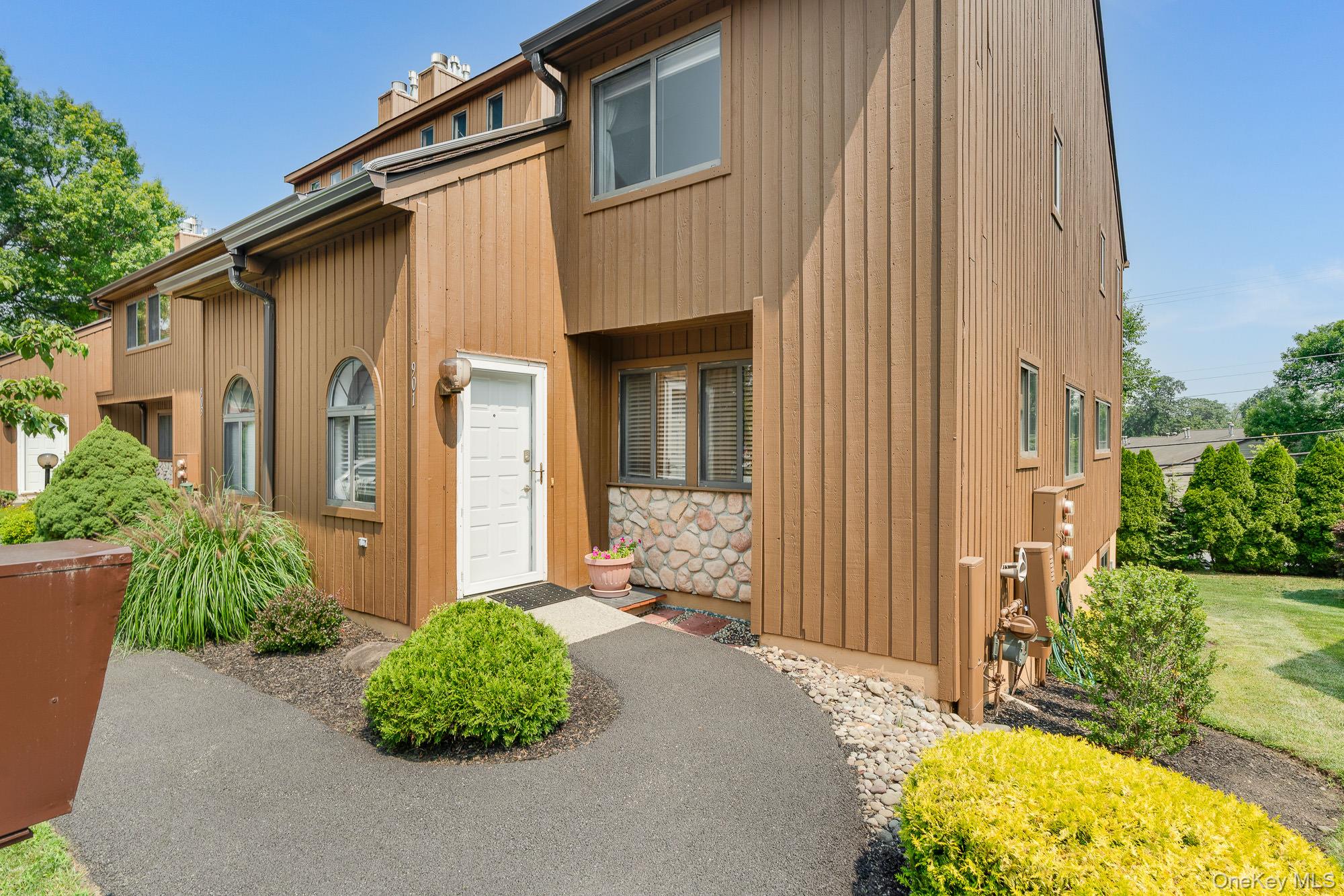 901 Scenic Lane, Poughkeepsie, NY 12603